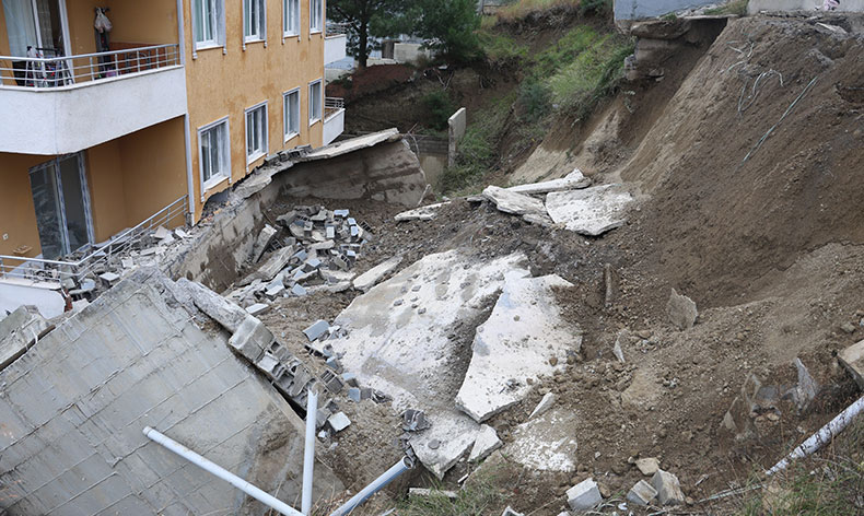 Yağmur nedeniyle 5 katlı binanın istinat duvarı çöktü