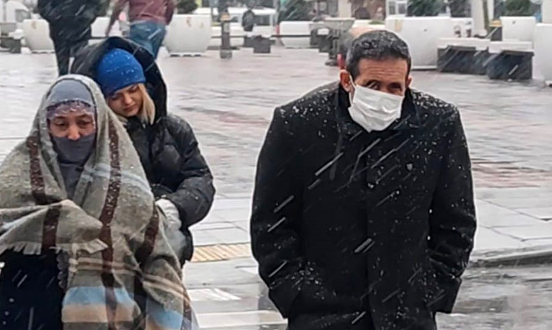 Sultangazi’de kar yağışı etkili olmaya başladı