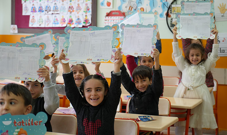 108 bin 760 öğrenci karne heyecanı yaşadı