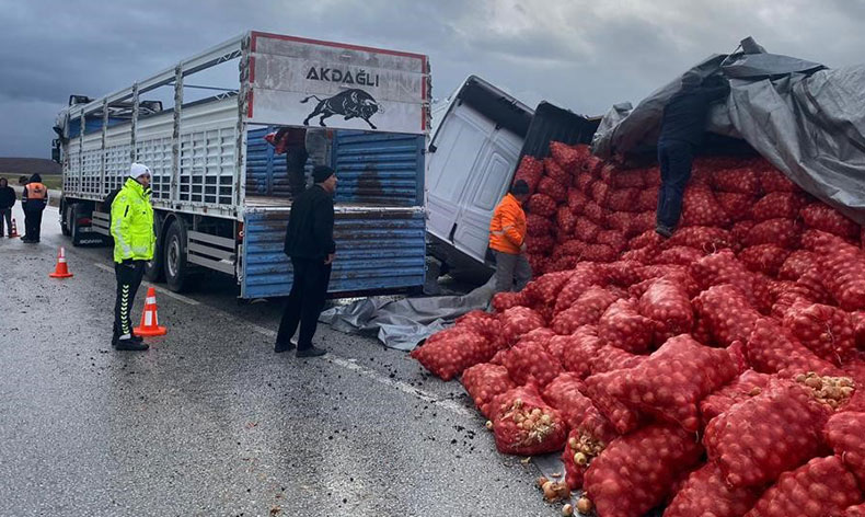 Akdağmadeni’nde soğan yüklü tır devrildi