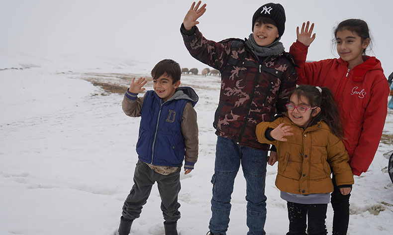 Karda mahsur kalan öğrencilerin yardımına ekipler ulaştı