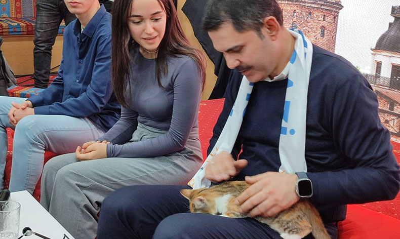 Murat Kurum’a kedi hediyesi