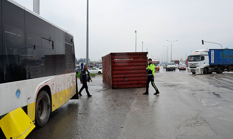 Tırın üzerinden düşen konteyner belediye otobüsüne çarptı