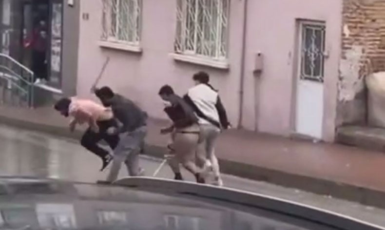 Sokak ortasındaki taşlı sopalı kavga