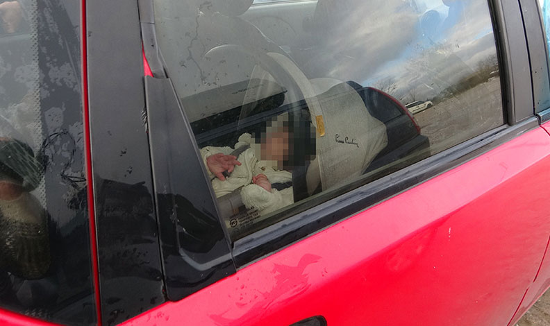10 aylık bebek araçta mahsur kaldı, anne korku dolu gözlerle bekledi