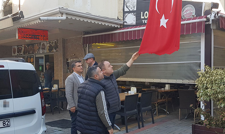 Türk bayrağını bıçakla kesen şüpheli tutuklandı