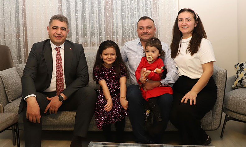 Vali Aslan küçük kızın isteğini kırmadı