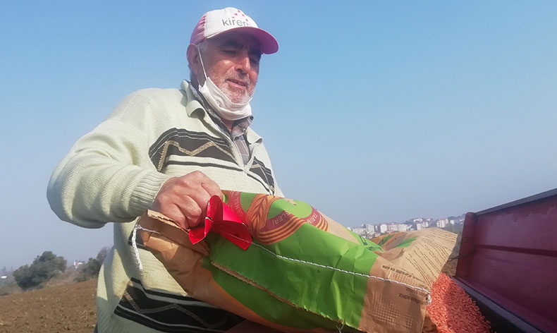 Manyaslı çiftçiler tohumları toprakla buluşturdu