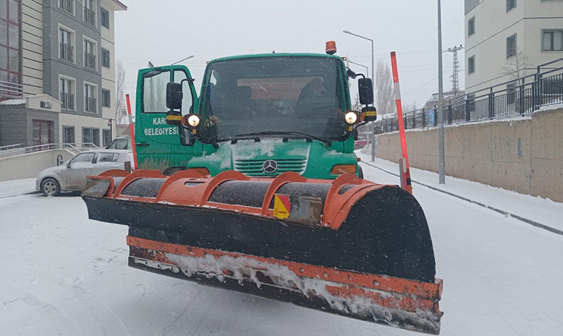 Kars’ta yol ve kaldırımların karı temizleniyor