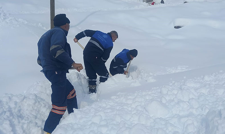 Belediye ekibinin zorlu karla mücadelesi
