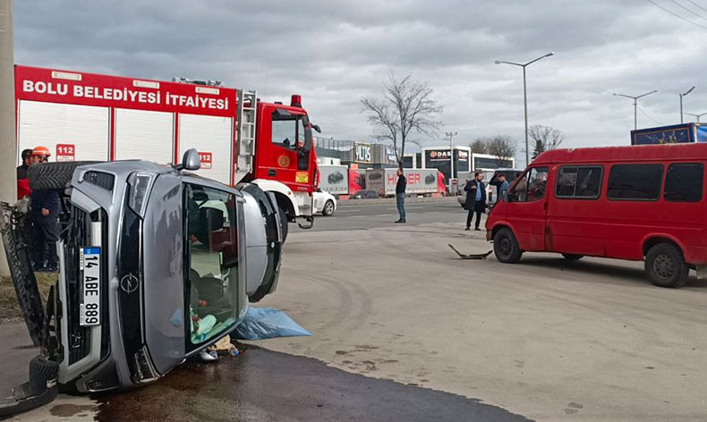 Minibüsle çarpışan otomobil yan yattı