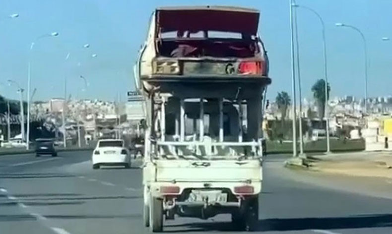 Kamyonet üzerinde araba taşıdılar