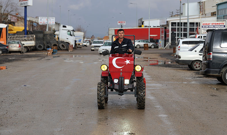 Hurda otomobil malzemelerinden traktör yaptı