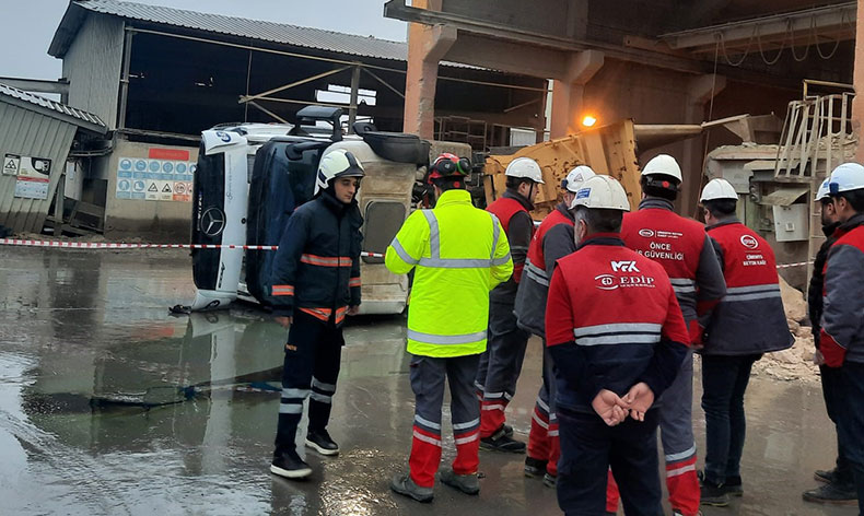 Mardin’de hafriyat kamyonu devrildi