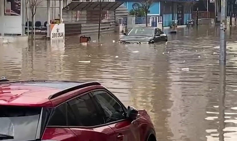 Sağanağın vurduğu İzmir yarım gün tatil edildi