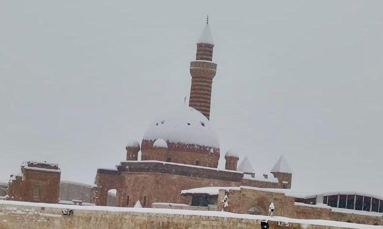 Tarihi İshak Paşa Sarayı’ndan kar manzaraları