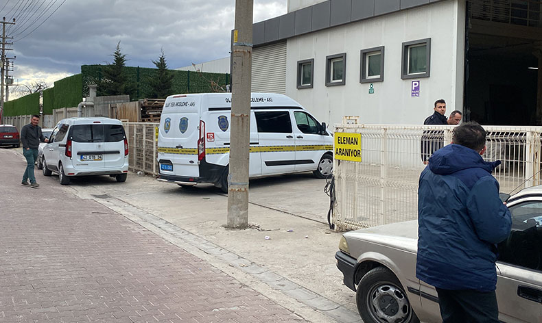 Pres makinesi ile duvar arasında sıkıştı
