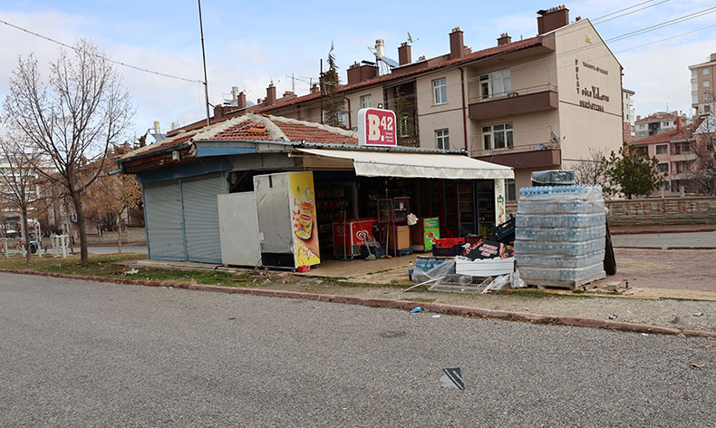 Araba kullanmayı öğrenen sürücü büfeye daldı
