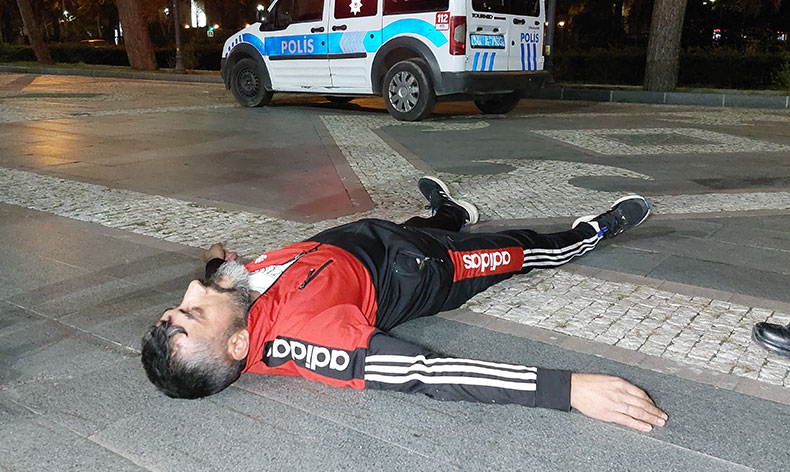 Yeni yılın ilk dakikalarında sokakta baygın bulundu