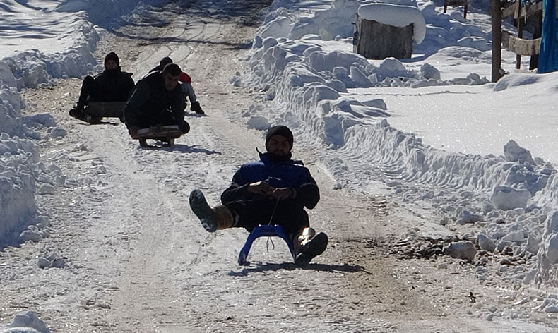 Gençler yaptıkları kızaklarla karın tadını çıkardı