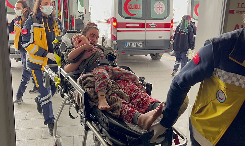 Anne ve 3 yaşındaki çocuğun ayakları ezildi