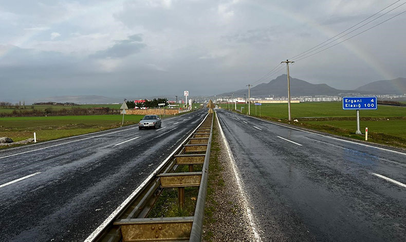Yağmur sonrası ortaya çıkan gökkuşağı görsel şölen oluşturdu