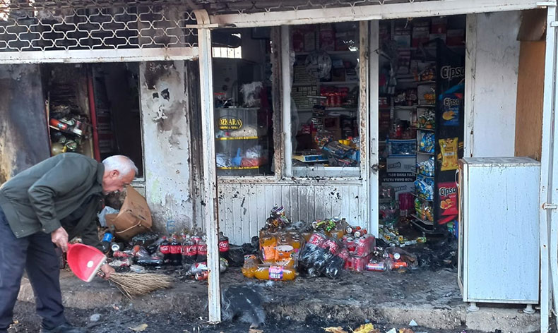 Bakkalda çıkan yangın korkuttu