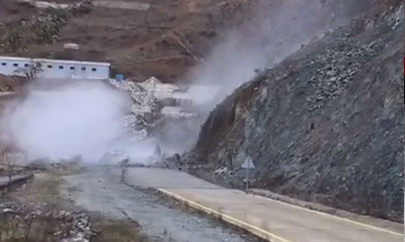 Artvin’de heyelan anı görüntülendi