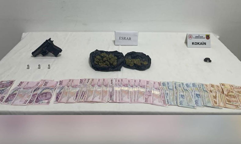 Zehir taciri evinde uyuşturucu ve silahla yakalandı