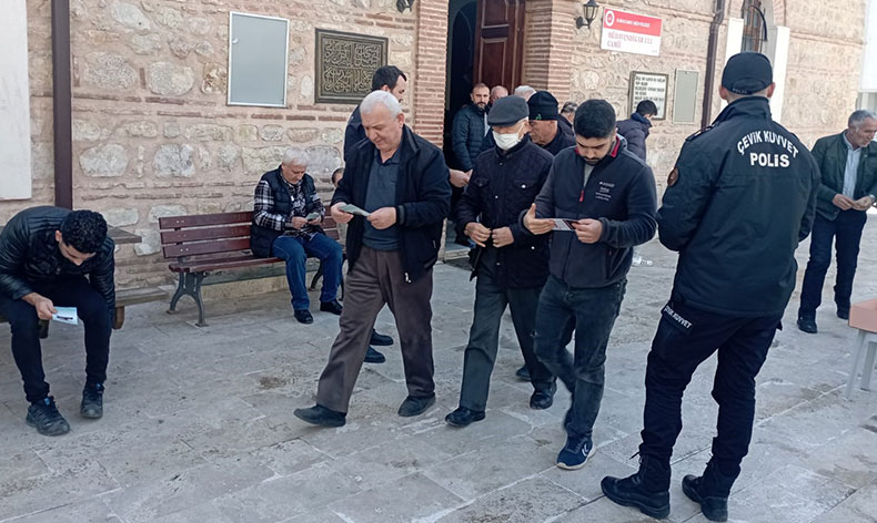 Polis namaz sonrası broşür dağıttı