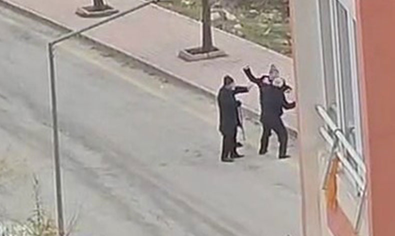 İki yaşlı vatandaş birbirine girdi