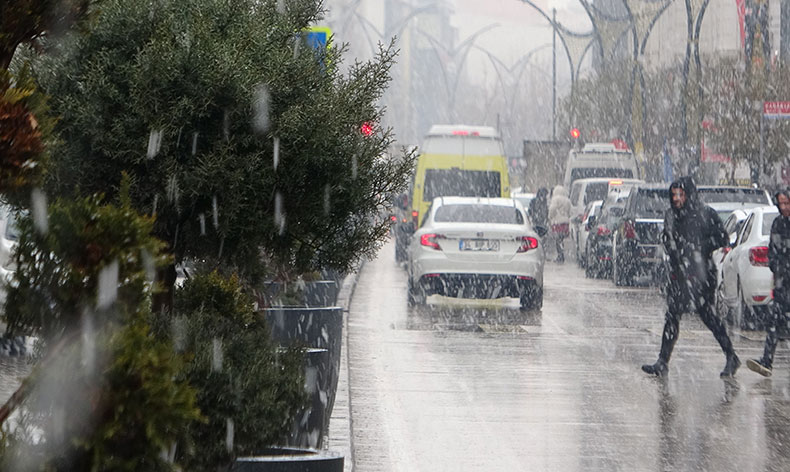 Van’da yoğun kar yağışı etkili oluyor