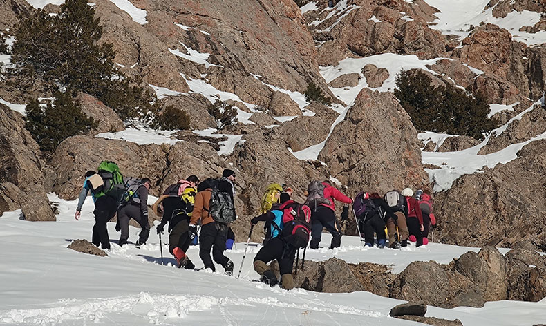 Doğa severler Kelespi Dağı’na tırmandı