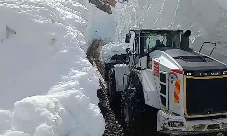 Yüksekova’da kardan 8 metrelik tüneller açıldı