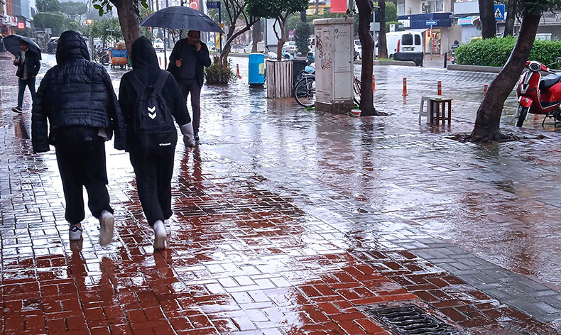 Alanya’da sağanak yağış etkili oldu