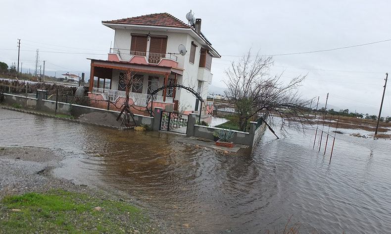 Balıkesir’de yazlıkları su bastı