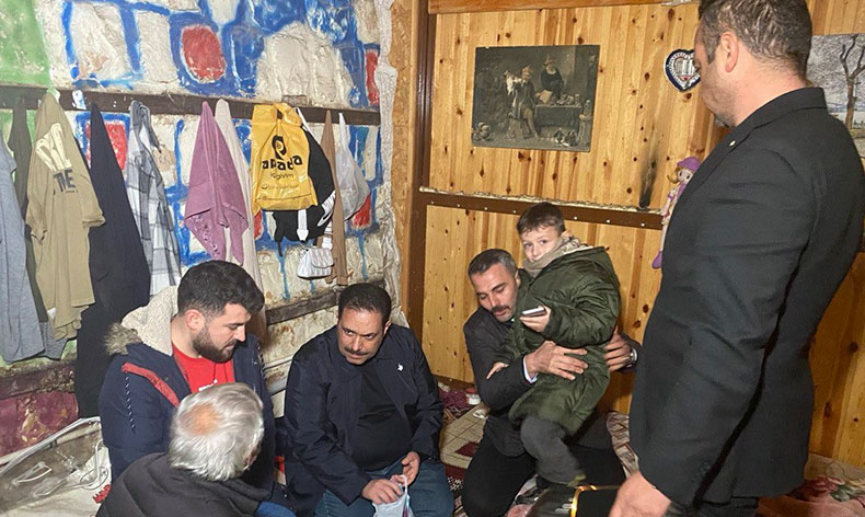 Kulübede yaşayan dede ve toruna duyarsız kalınmadı