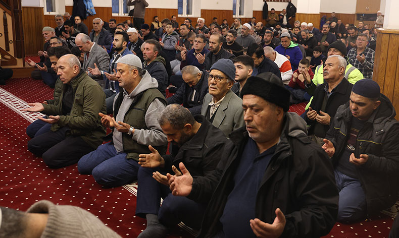 Hatay’da vatandaşlar camilere akın etti