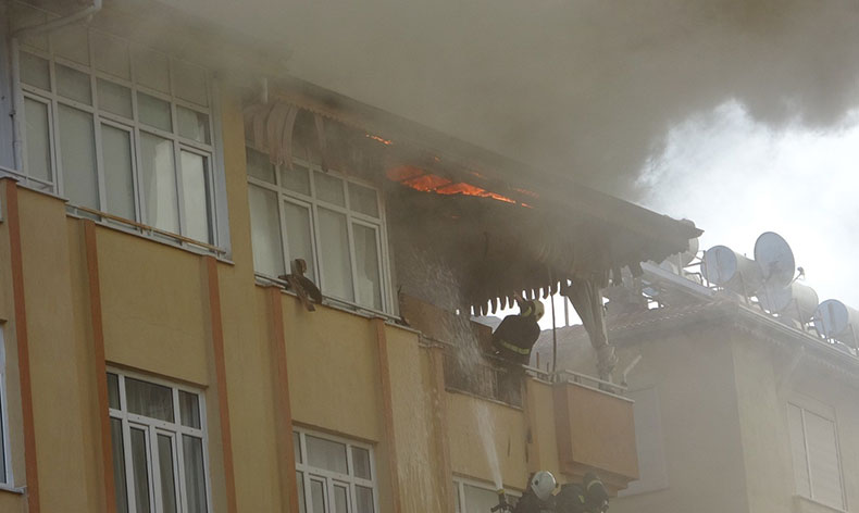 Sobadan boşaltılan kül apartmanı yakıyordu