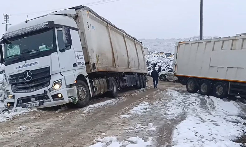 Bursa’da kar yağışı sonrası tırlar yolda kaldı