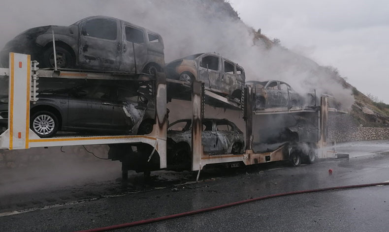 Dorsesinde 8 sıfır otomobilin bulunduğu tır yandı