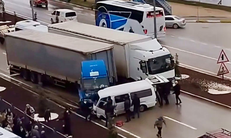 Karşı şeride savrulan minibüs tırla çarpıştı