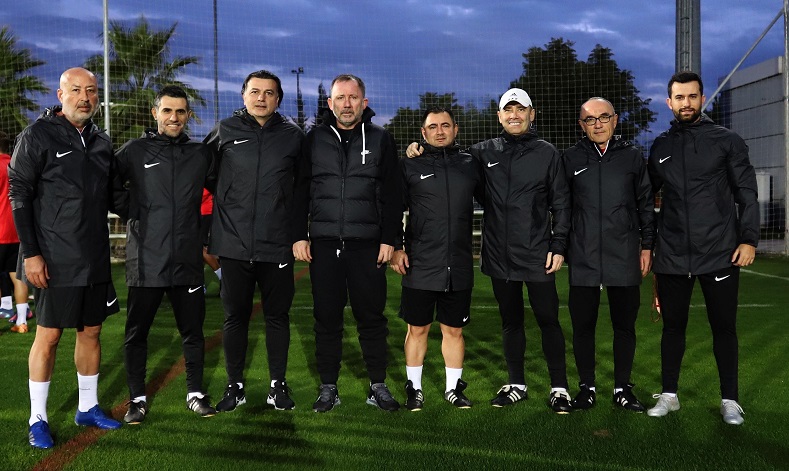 Sergen Yalçın, Antalyaspor’la ilk antrenmanına çıktı
