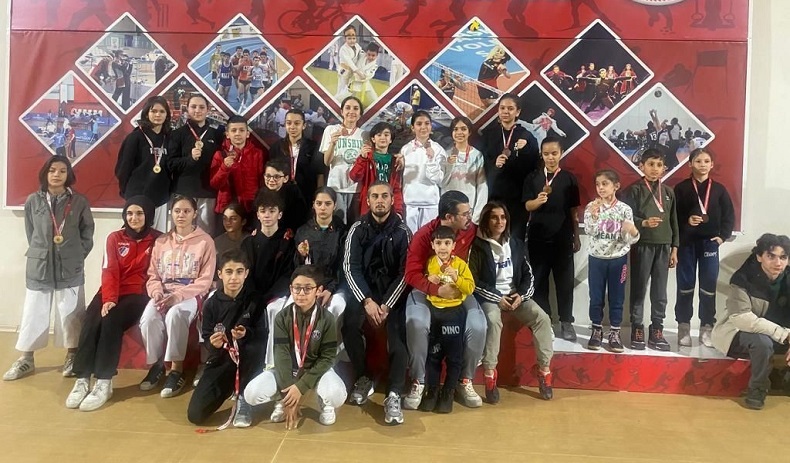 77 sporcu madalya için tatamiye çıktı
