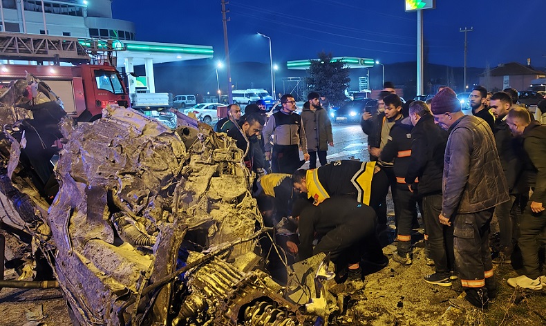 Ortadan ikiye bölünen araç yanarak hurdaya döndü