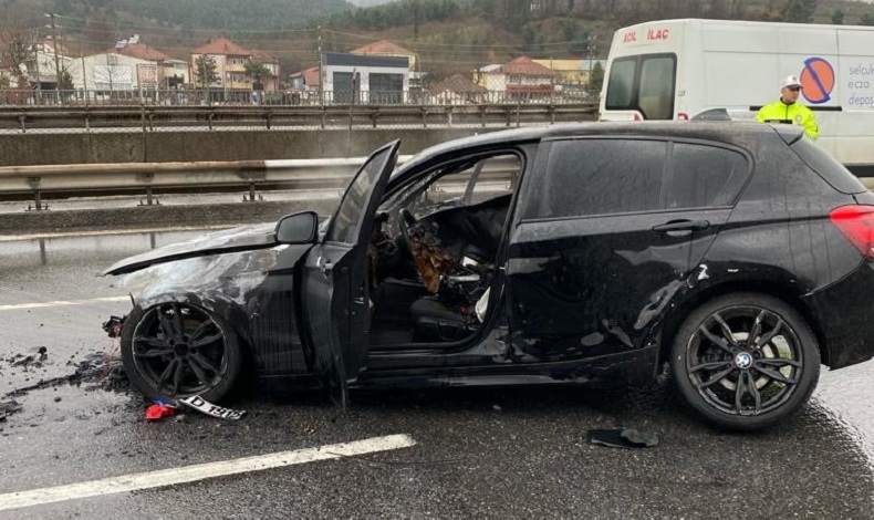 Çarpışan otomobillerden biri yandı