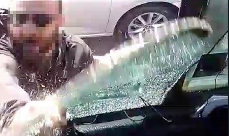 Otobüse saldırıp yumrukla camını patlattı