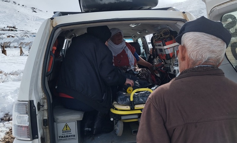 Eruh’ta kardan mahsur kalan hasta çift, sağlık ekiplerine teslim edildi