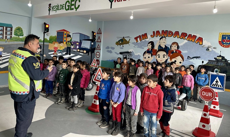 Öğrencilere trafik kuralları eğitimi verildi