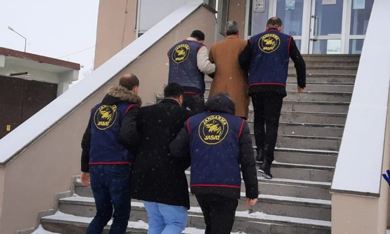 Kasten adam öldürme suçundan aranan 2 şüpheliyi jandarma yakaladı